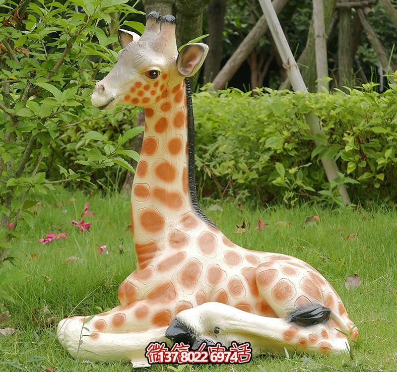彩繪仿真動物玻璃鋼雕塑，營造出寧靜自然的公園草坪