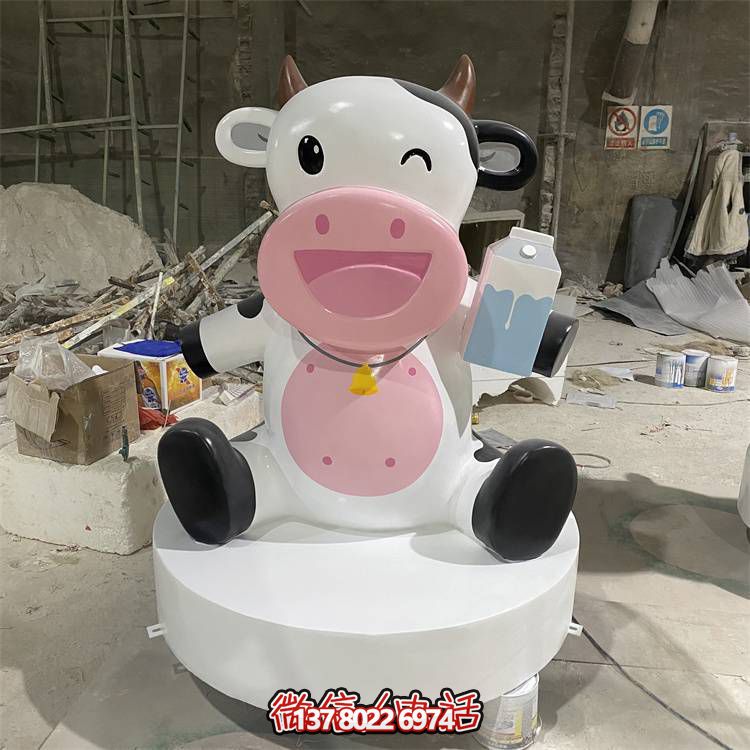 玻璃鋼雕塑，營(yíng)造優(yōu)雅卡通奶牛公仔氣氛