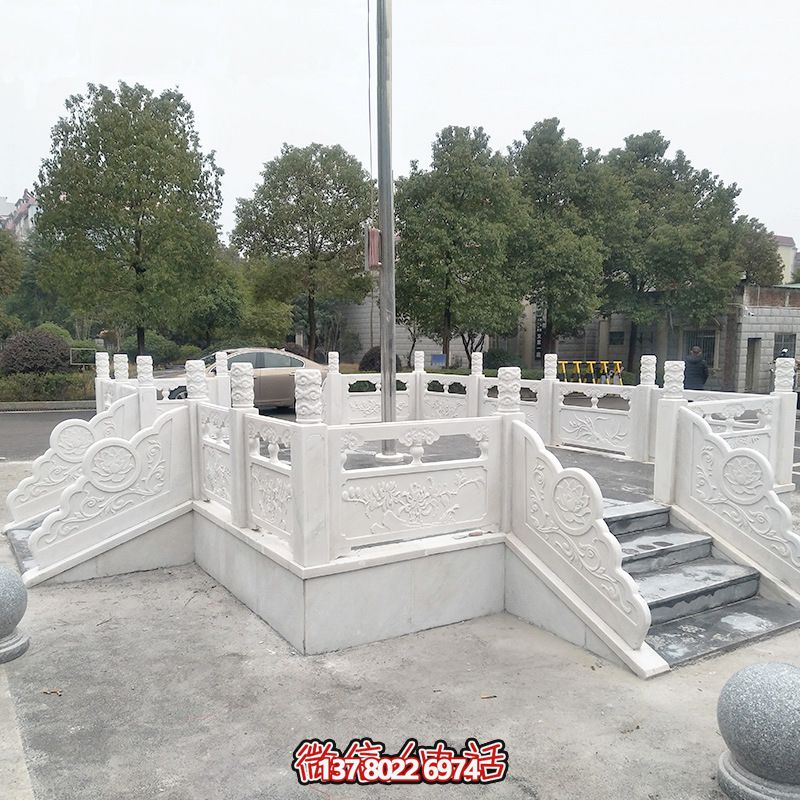升旗臺(tái)石雕——精雕細(xì)琢，點(diǎn)綴校園風(fēng)采