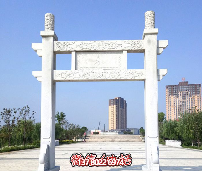 簡易大理石牌樓，為公園廣場擺放單門