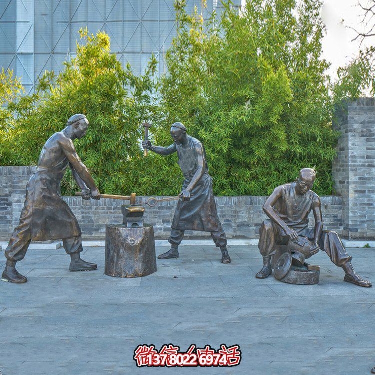 打鐵場(chǎng)景人物銅雕，鑄銅鑄造民俗生活人物情景雕塑