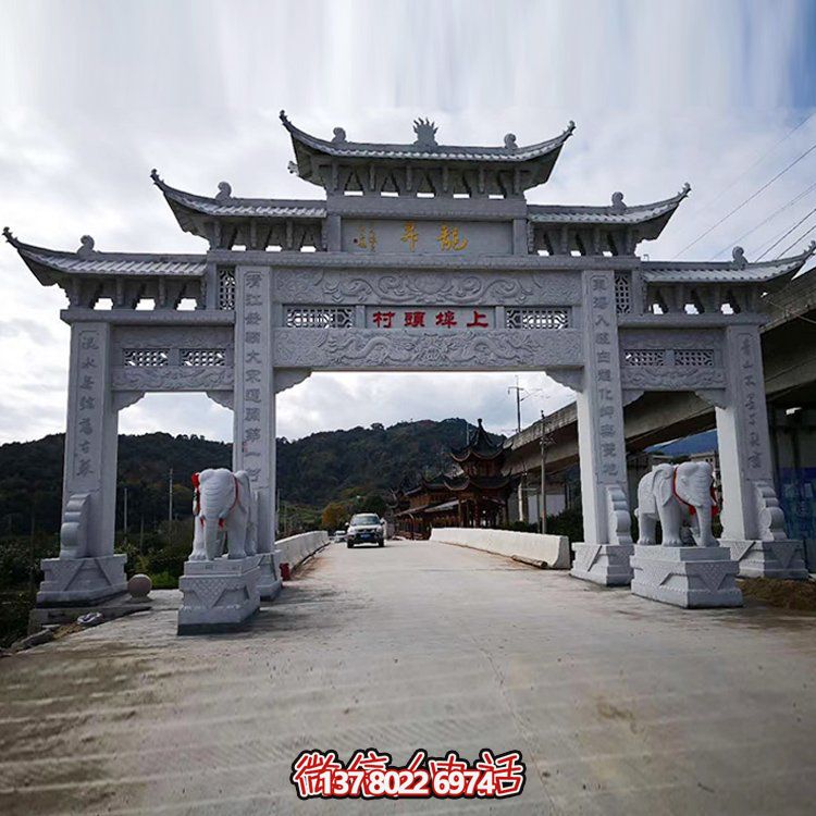 景點(diǎn)村口擺放青石浮雕仿古建三門樓牌坊