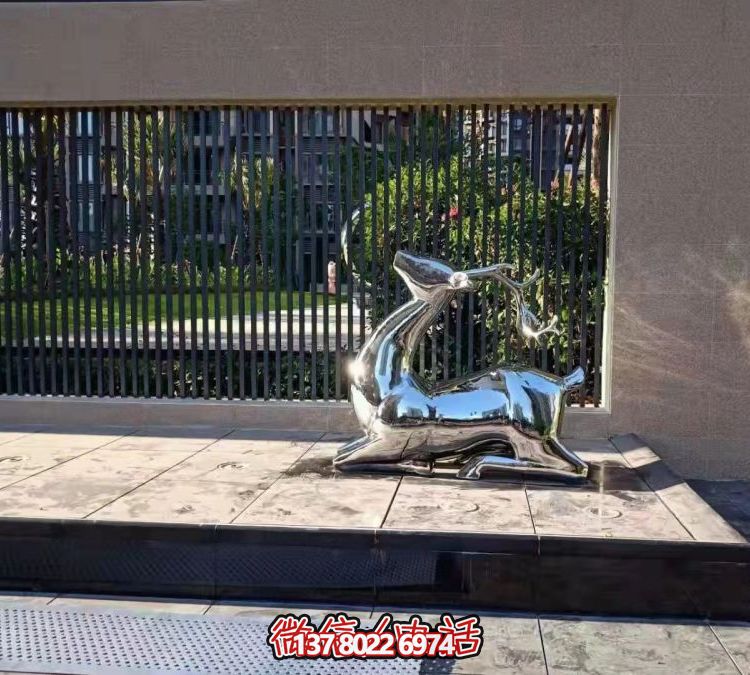 抬頭跪地鹿雕塑，地產(chǎn)售樓部鏡面不銹鋼鹿動物擺件