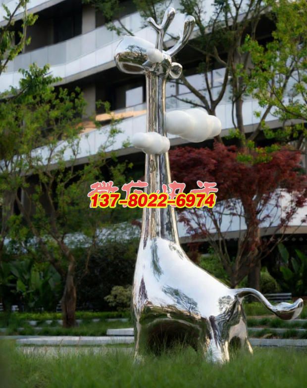 《云棲靈鹿》：鏡面銀鹿載云而立，融現(xiàn)代建筑與自然意趣的創(chuàng)意景觀